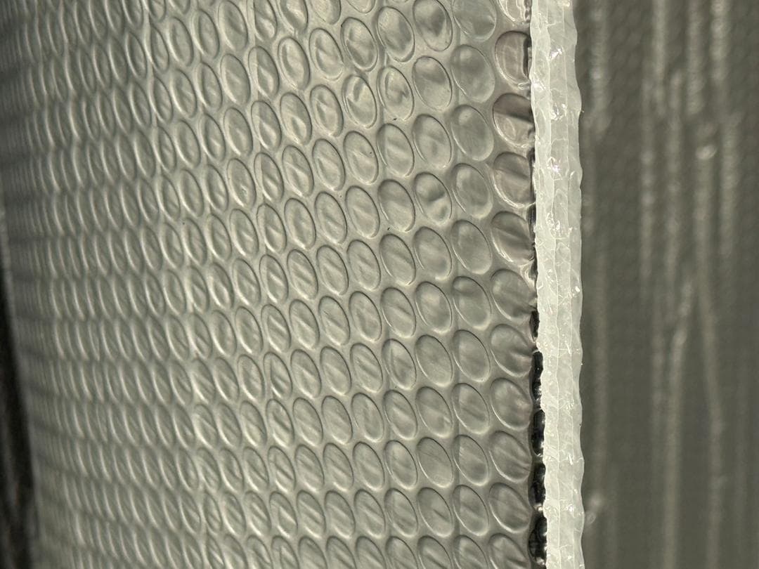 Cut edge and reflective face of the four-layer insulation material